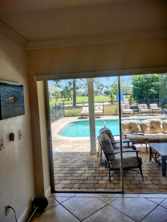 112 Palmetto Dunes Cir in Naples, FL - Foto de edificio
