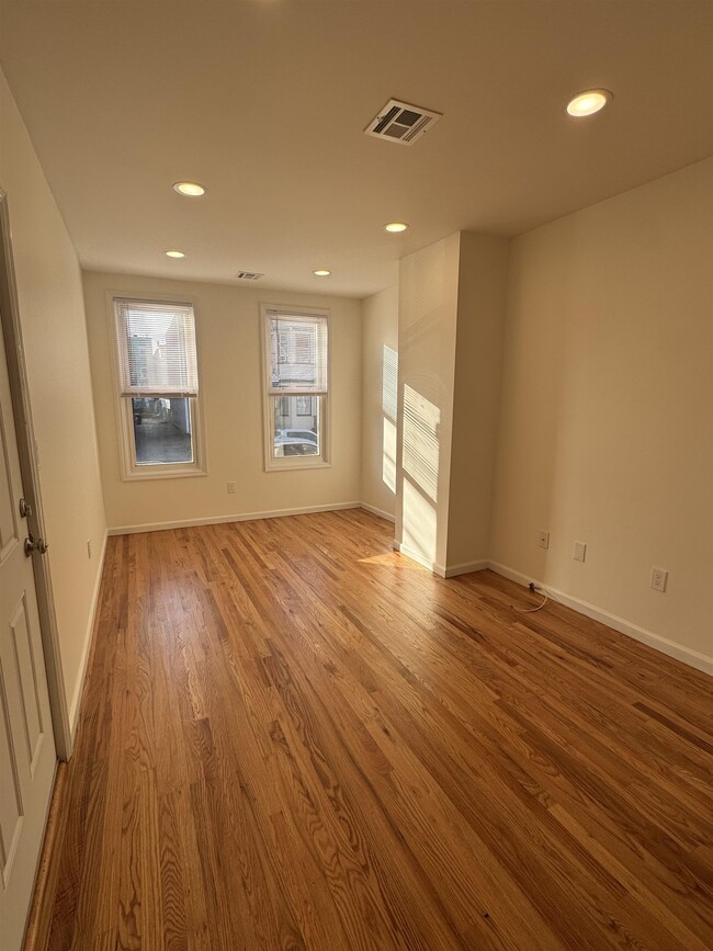 142 Webster Ave in Jersey City, NJ - Building Photo - Building Photo