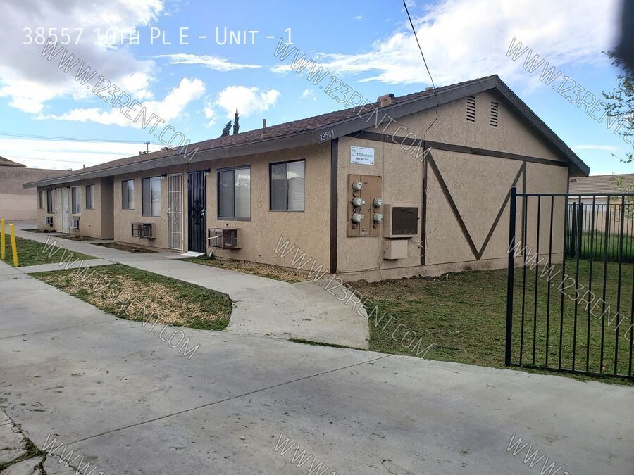 38557 10th Pl E in Palmdale, CA - Building Photo