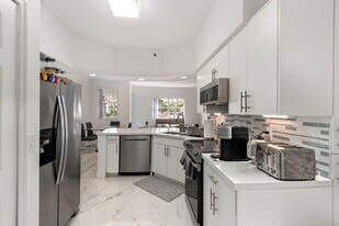 3205 NE 184th St in North Miami Beach, FL - Building Photo