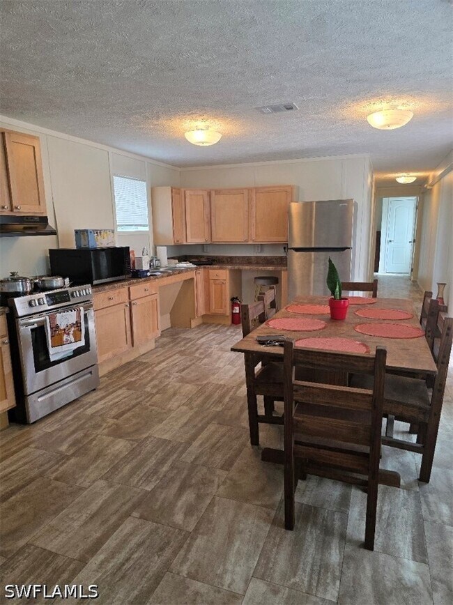 8385 Marx Dr in North Fort Myers, FL - Building Photo - Building Photo