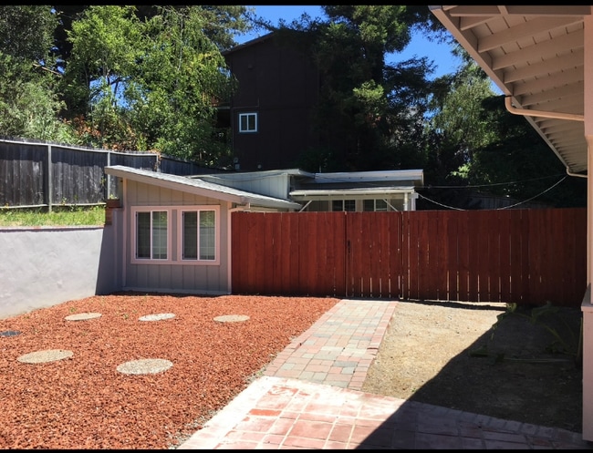 330 Shoreline Hwy, Unit Rear Cottage
