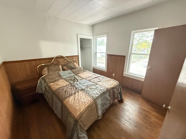 2482 Bangs St in Marinette, WI - Building Photo - Building Photo