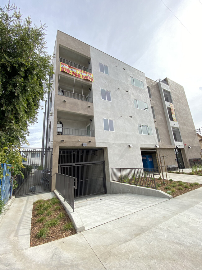 9122 Orion Ave in North Hills, CA - Foto de edificio - Building Photo