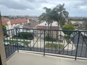 1110 W 10th St, Unit #305 in San Pedro, CA - Building Photo - Building Photo