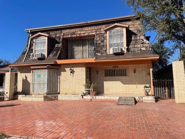 1704 Garfield St in Laredo, TX - Building Photo