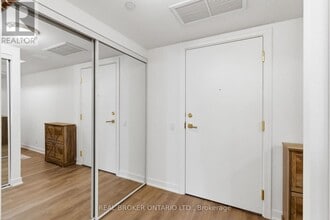 2 Manderley Dr in Toronto, ON - Building Photo - Building Photo