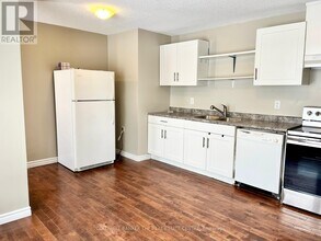 11 Chaucer Crescent in Barrie, ON - Building Photo - Building Photo