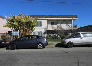 12023 Runnymede St in North Hollywood, CA - Building Photo - Building Photo