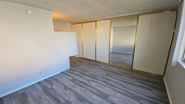 Burbank Oaks Apartments in Sherman Oaks, CA - Foto de edificio - Building Photo