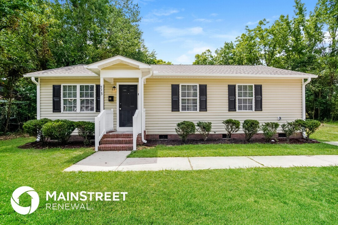 713 S Webb St in Selma, NC - Building Photo
