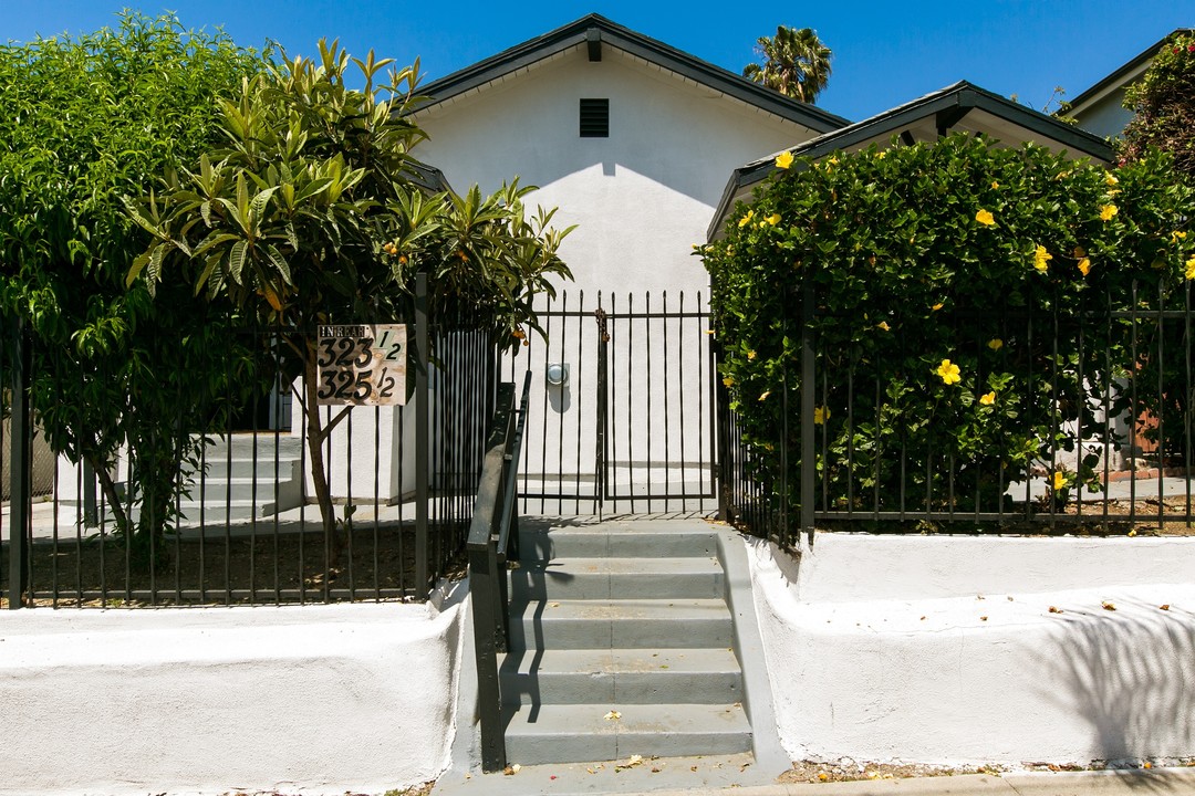 323 N La Fayette Park Pl in Los Angeles, CA - Foto de edificio