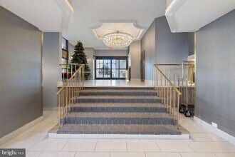 5500 Friendship Blvd in Chevy Chase, MD - Foto de edificio - Building Photo