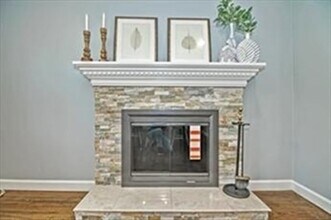 16 Oak Hill Rd in Wayland, MA - Foto de edificio - Building Photo