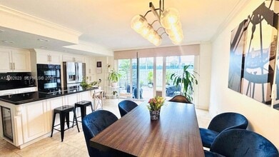 903 NE 27th Ave in Hallandale Beach, FL - Building Photo - Building Photo