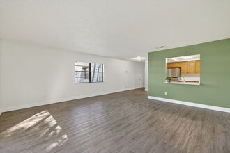 2513 S 17th St, Unit 206 in Fort Pierce, FL - Foto de edificio - Building Photo