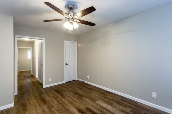 827 W Monterey St in Denison, TX - Building Photo - Interior Photo