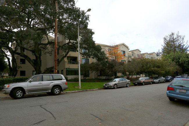 Sterling Court in San Mateo, CA - Building Photo - Building Photo