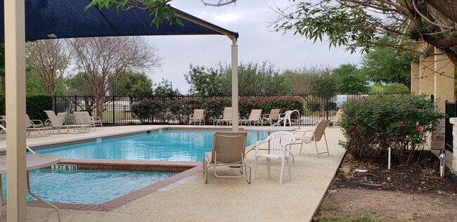 1942 Wood Thrush in Canyon Lake, TX - Foto de edificio - Building Photo