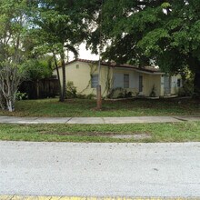 240 NE 55th St in Fort Lauderdale, FL - Building Photo - Building Photo