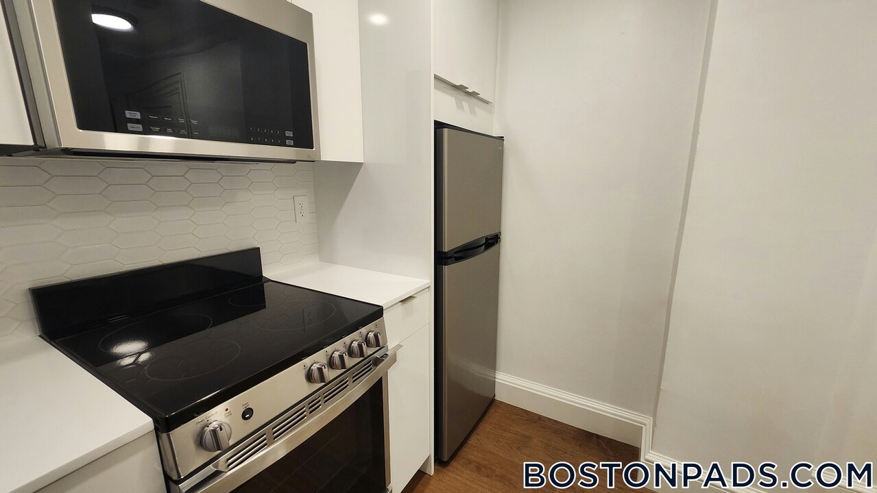 1200 Massachusetts Ave, Unit 111 in Cambridge, MA - Building Photo