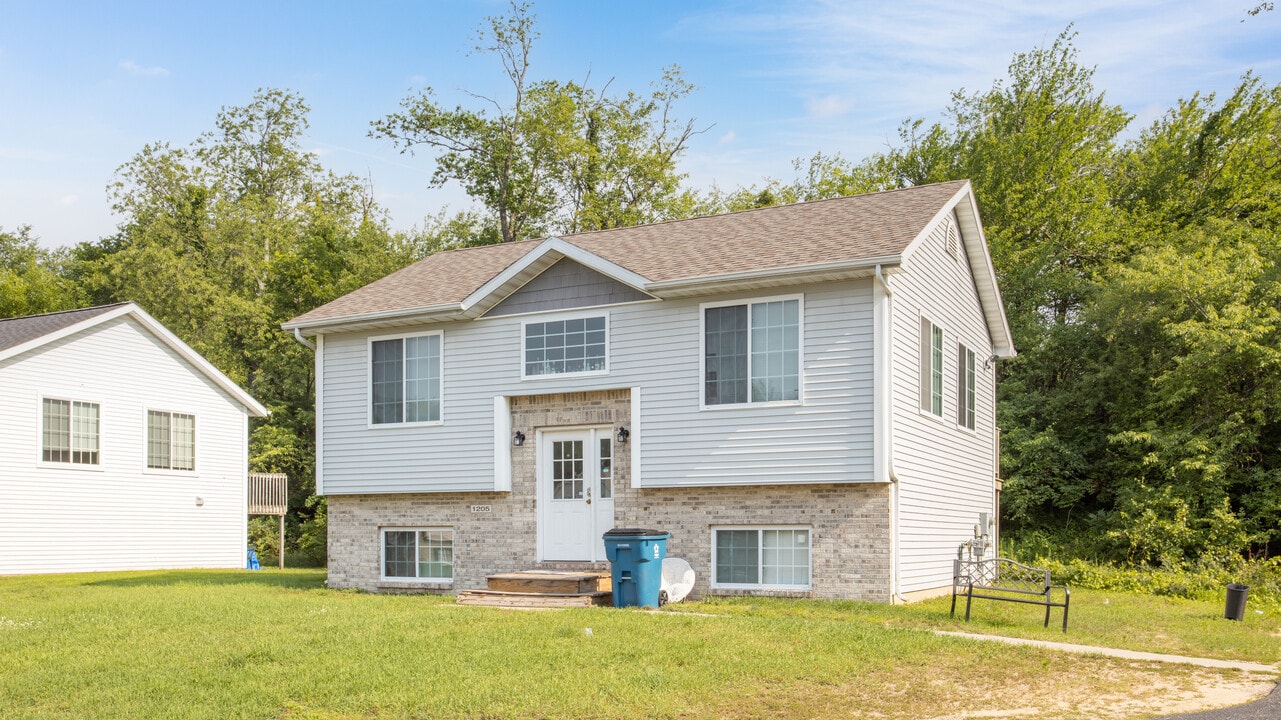 1205 Redpine Way in Kalamazoo, MI - Foto de edificio