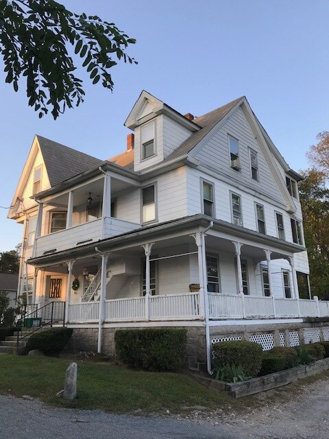 17 Highland Park, Unit 1 in Uxbridge, MA - Building Photo