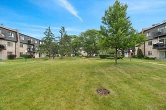 9458 Bay Colony Dr in Des Plaines, IL - Building Photo - Building Photo