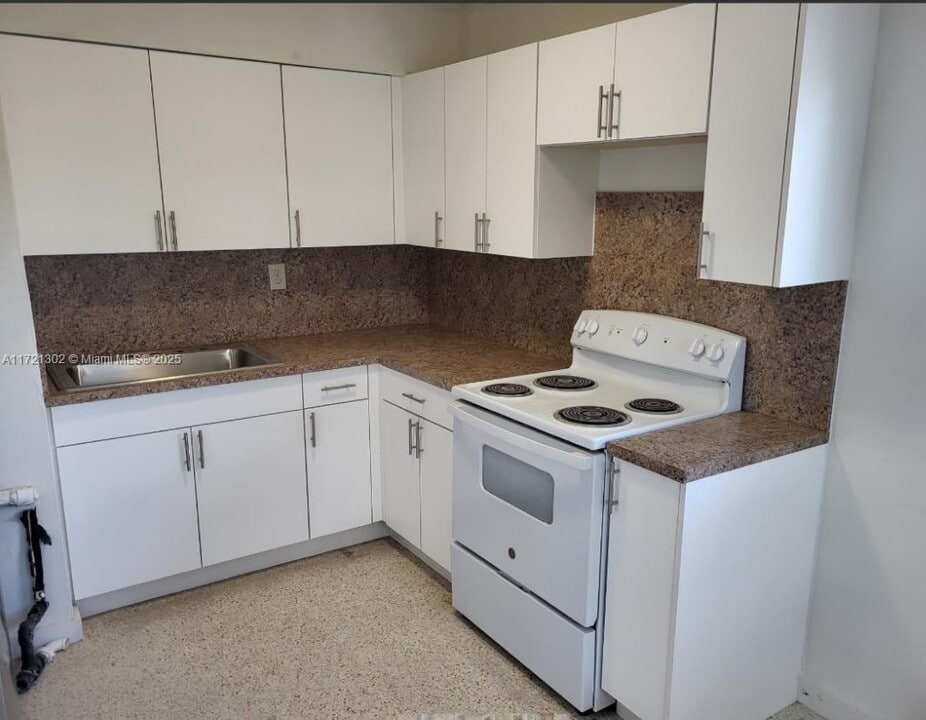 990 SW 6th St-Unit -4 in Miami, FL - Building Photo