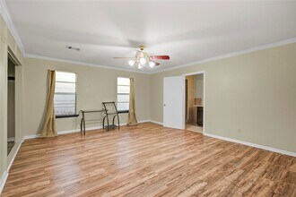 8565 Ridgepoint Dr in Houston, TX - Building Photo - Building Photo