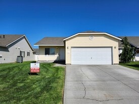 7815 Deschutes Dr in Pasco, WA - Building Photo