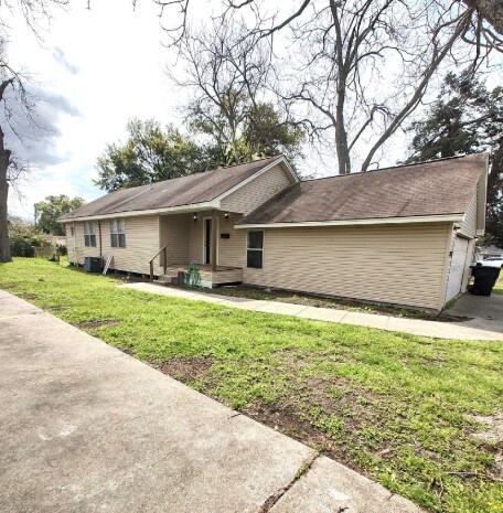 2125 Ave A in Nederland, TX - Building Photo