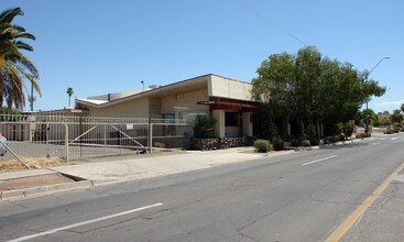 3320 E Van Buren St in Phoenix, AZ - Foto de edificio - Building Photo