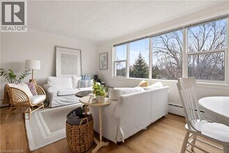 2054 Courtland Dr in Burlington, ON - Building Photo - Building Photo