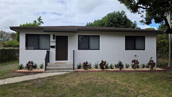 2440 SW 64th Ave in Miami, FL - Building Photo
