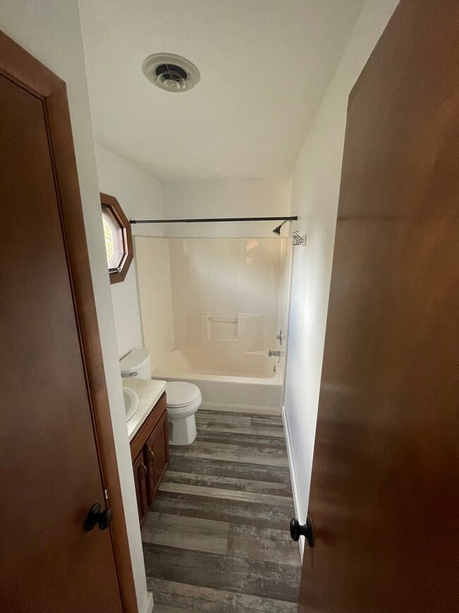 81 Firestone St, Unit Upper unit in Lackawanna, NY - Foto de edificio - Building Photo