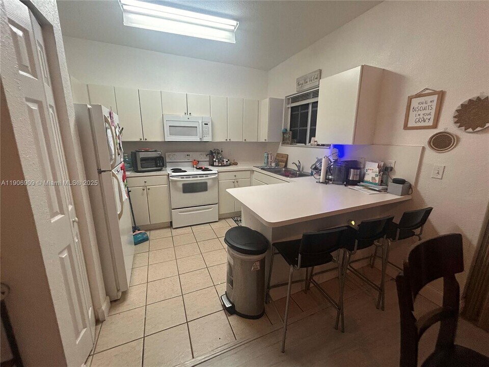 2590 NE 3rd Dr in Homestead, FL - Foto de edificio