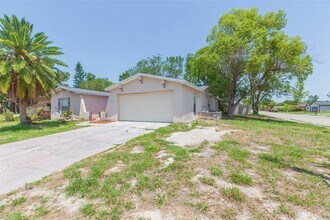 8253 Redfield Dr in Port Richey, FL - Building Photo - Building Photo