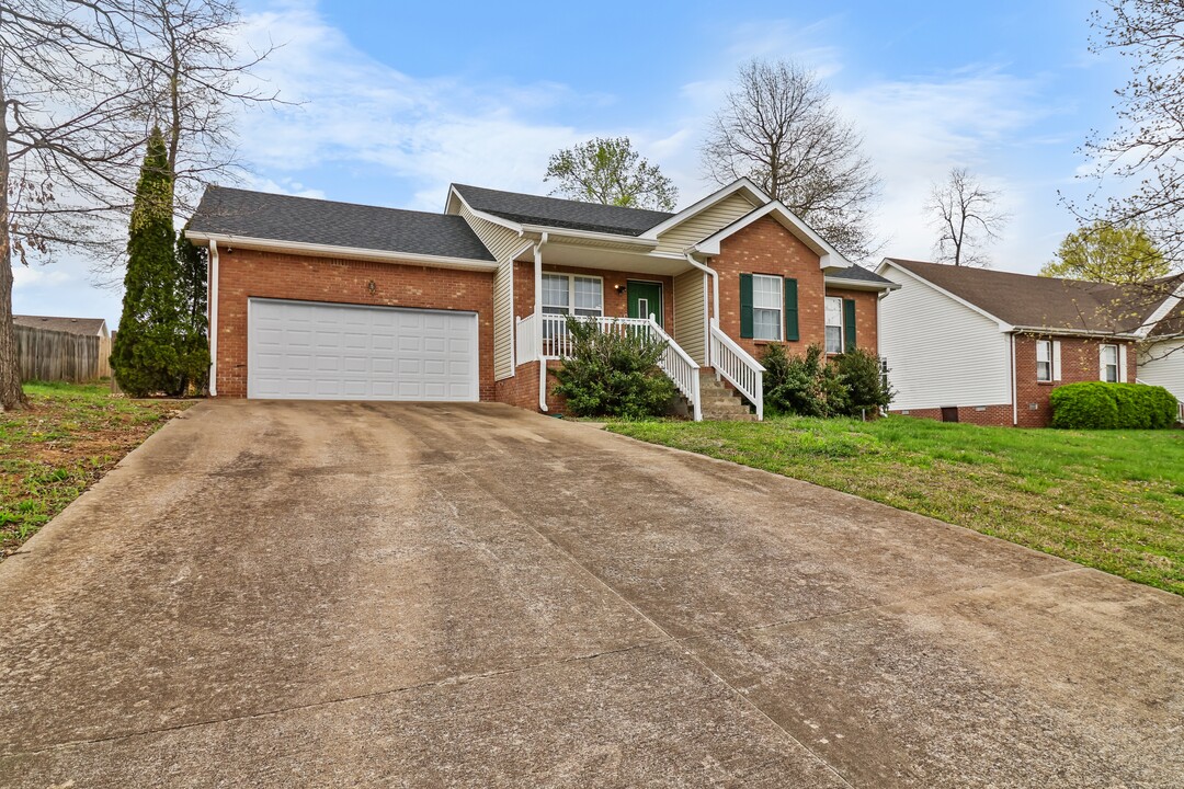 1721 Hazelwood Rd in Clarksville, TN - Building Photo