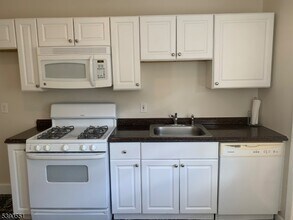 68 Cottage Pl, Unit 2 in East Rutherford, NJ - Foto de edificio - Building Photo