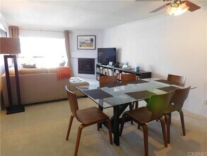 21400 Burbank Blvd, Unit Unit 219 in Woodland Hills, CA - Building Photo - Building Photo