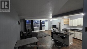 15 Nicklaus Dr in Hamilton, ON - Building Photo