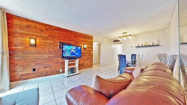 5050 NW 7th St, Unit 405 in Miami, FL - Building Photo - Building Photo