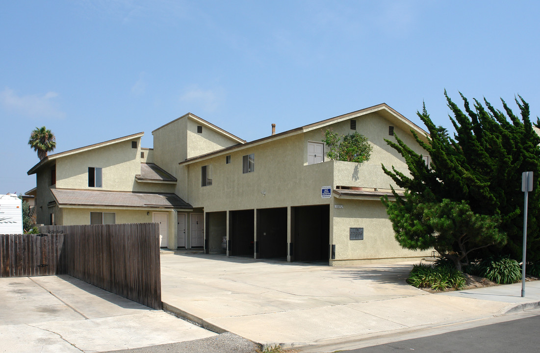 16852 Blanton St in Huntington Beach, CA - Foto de edificio