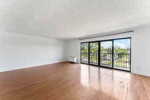 1150 RIVER Rd in Edgewater, NJ - Building Photo