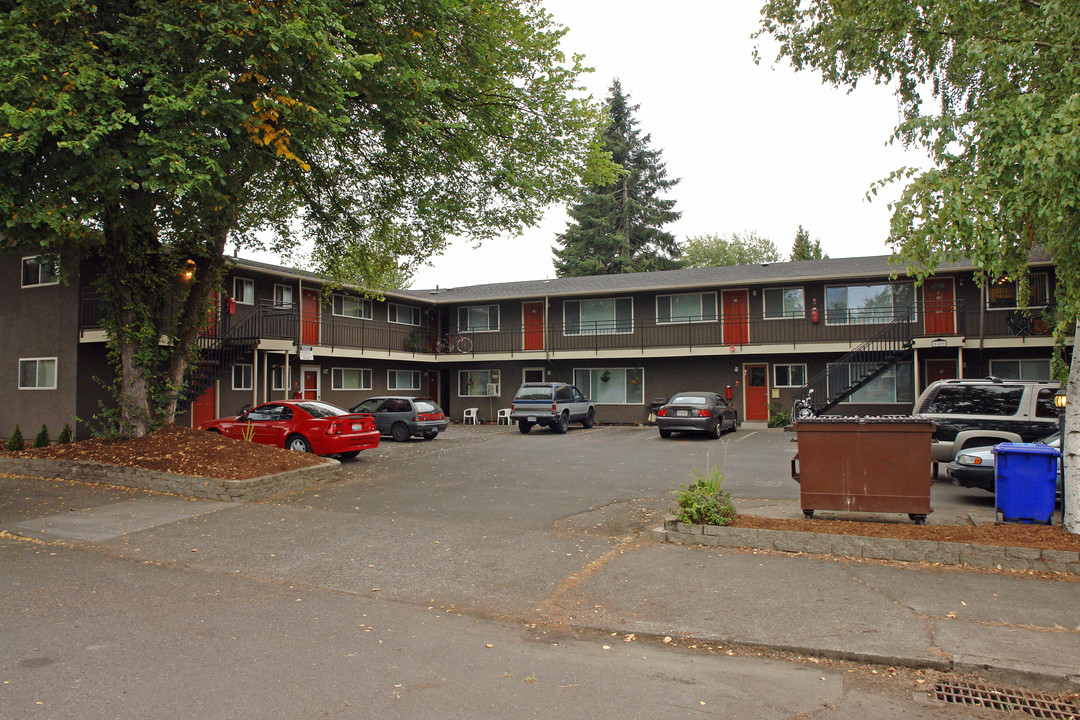 Westmoreland Apartments in Portland, OR - Building Photo