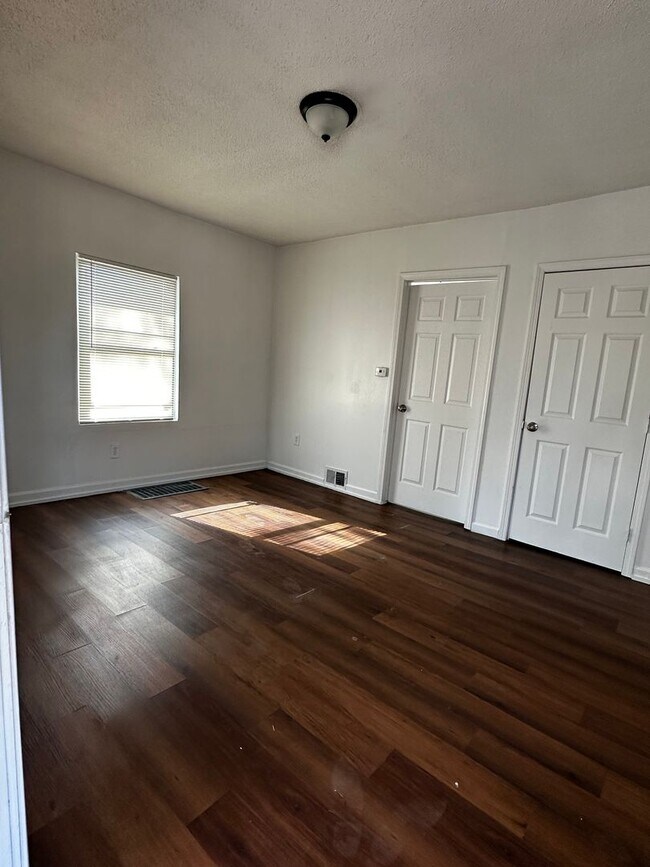 4904 Brooklyn Ave in Kansas City, MO - Building Photo - Building Photo