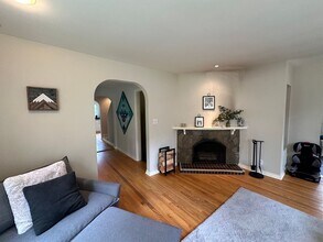14327 36th Ave NE in Seattle, WA - Building Photo - Building Photo
