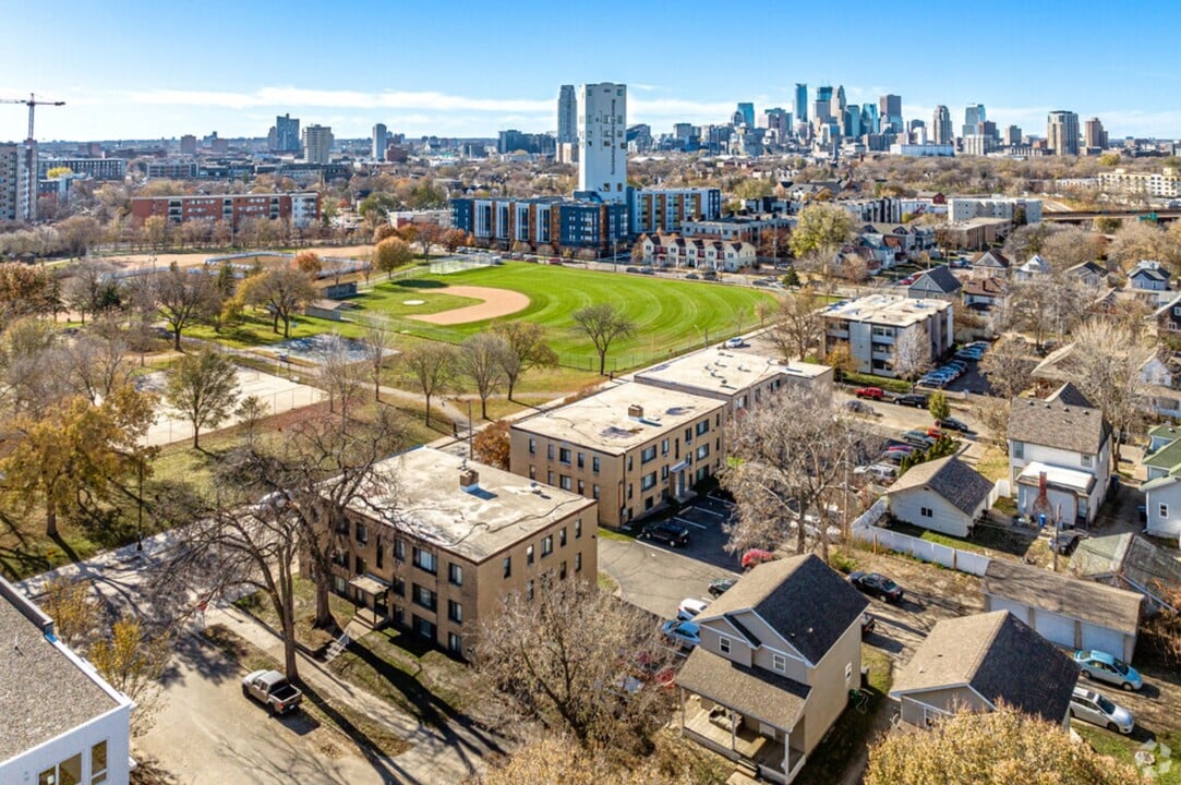 Como Court in Minneapolis, MN - Building Photo