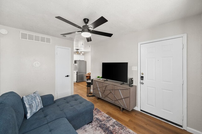 1700 Crestpoint Dr in Arlington, TX - Building Photo - Building Photo